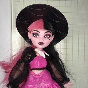 2021 Monster‎ High G3 Draculaura  Core Refresh 11" Fashion Doll With Outfit Hat